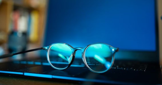 3 Benefits of Gamer Blue Light Glasses