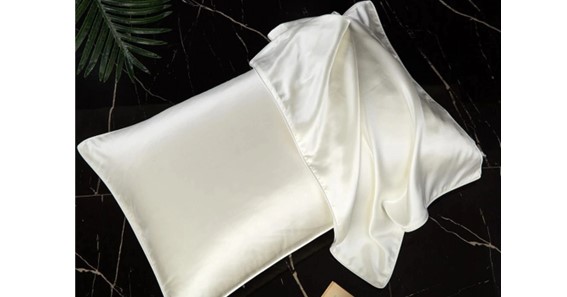 The Ultimate Guide to Choosing the Right Silk or Satin Pillowcase for You