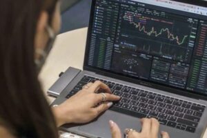 The Role of Share Market Tracker Software in Trading and Investing